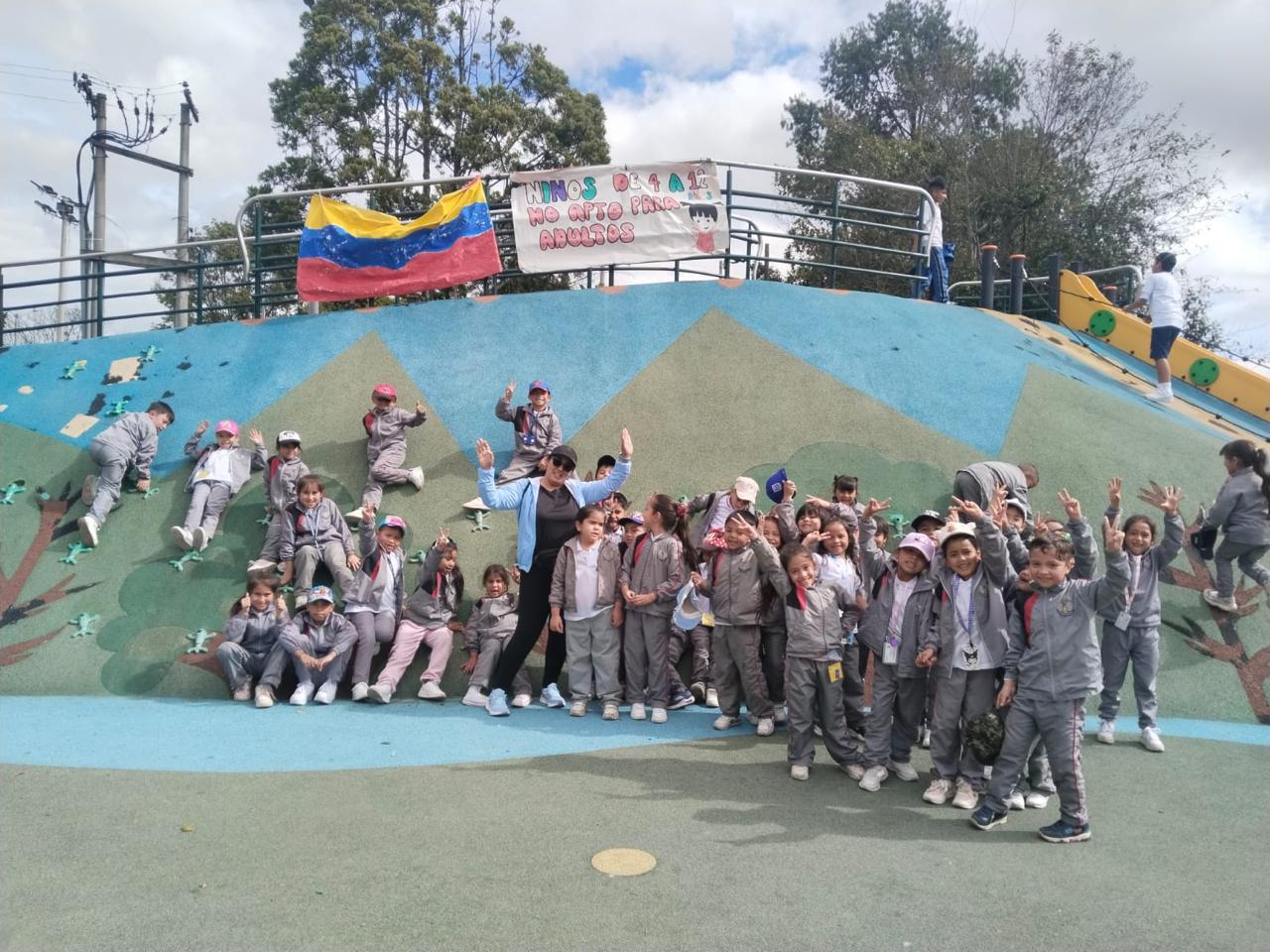 Actividad escolar y recreativa con estudiantes